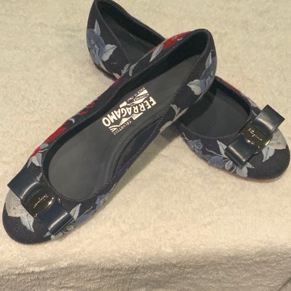 NWOT Salvatore Ferragamo ballet flats with leather bow and silver accents